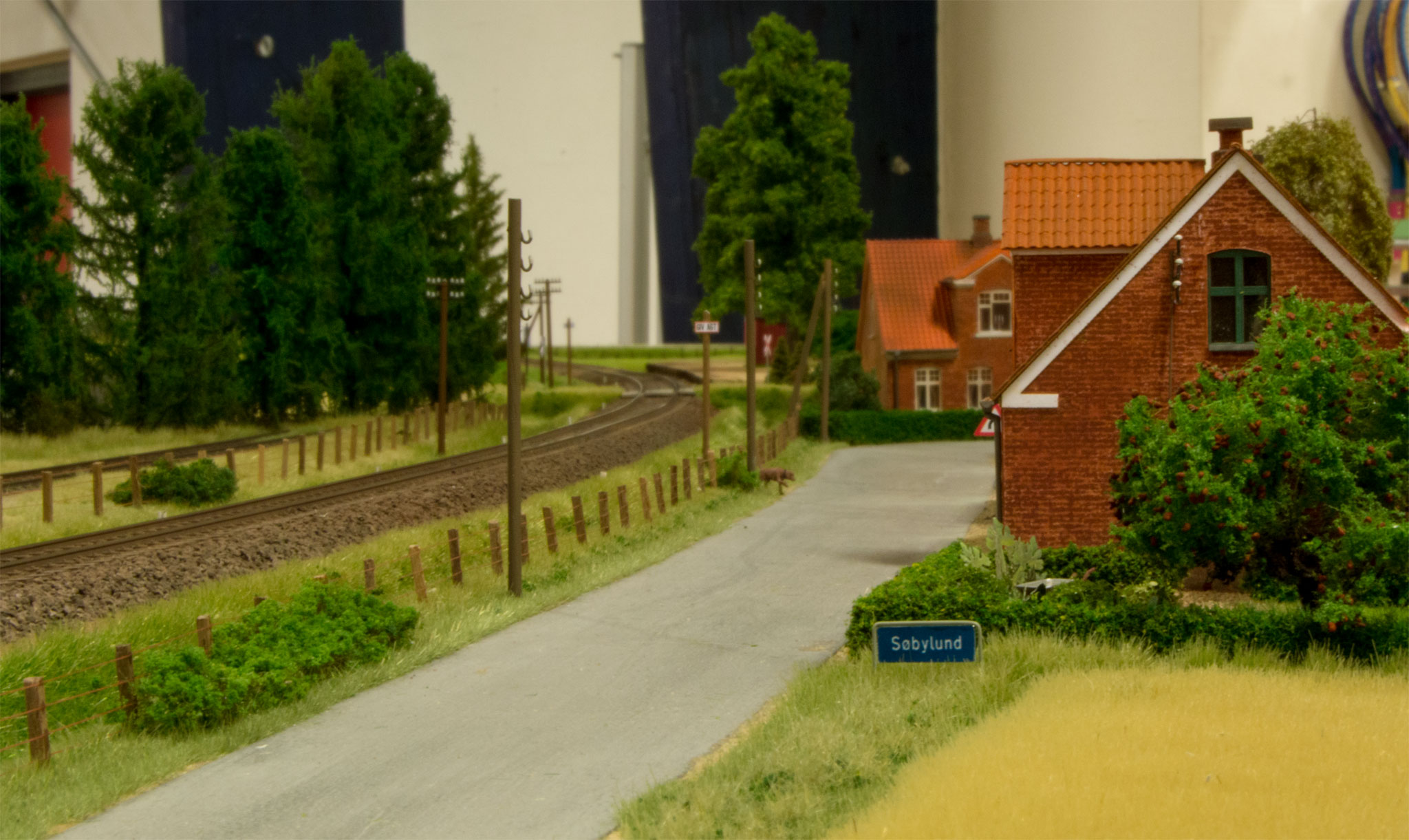 Nogle få huse giver indtryk af den lille Søbylund by i den ene ende af Torben Muncks moduler