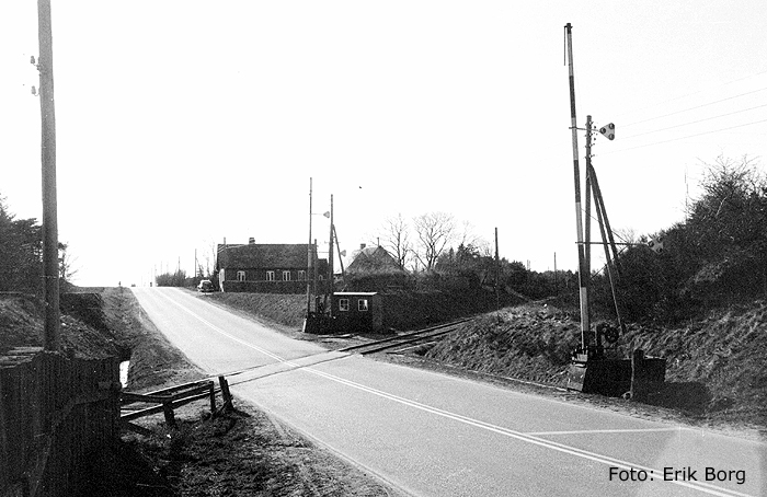 Jernbaneoverskæringen ved Aalborgvej set mod syd med ledvogterboligen i baggrunden