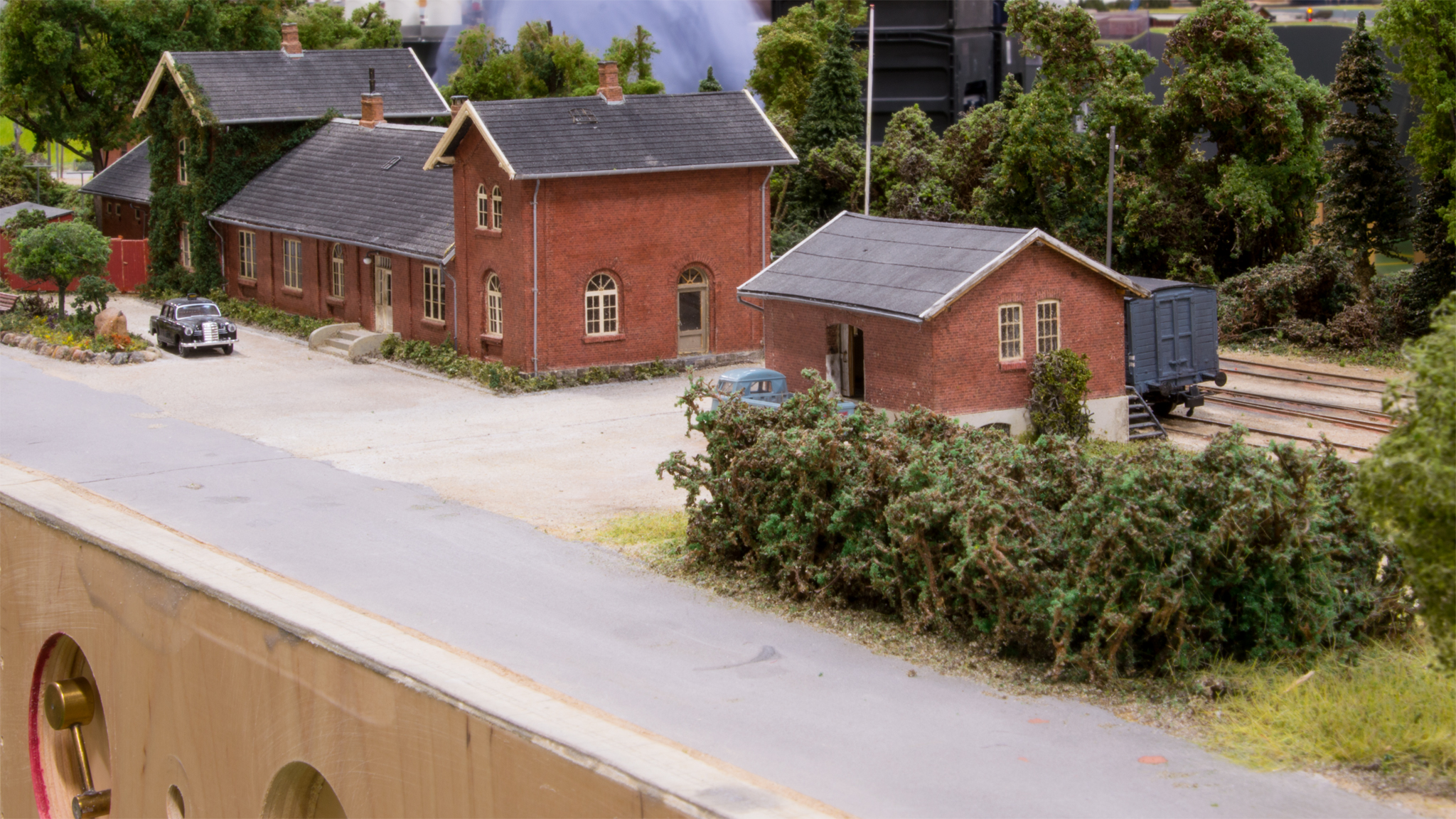 Hou stationsbygning og pakhus.  Nederst i venstre hjørne ses Henriks bud på et vippehåndtag til manuel omstilling af sporskifter.